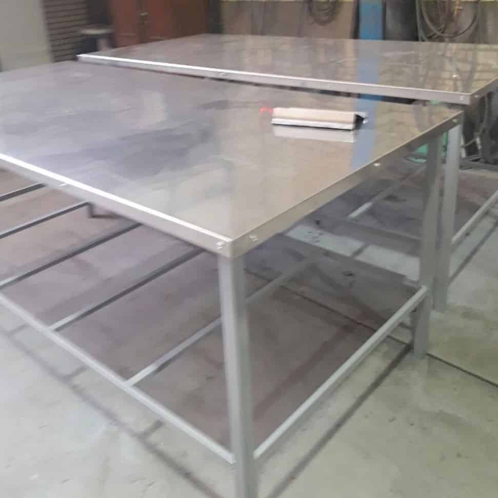 میز کار قنادی و شیرینی پزی